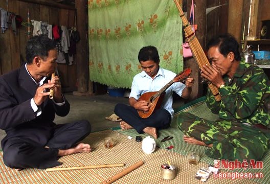 'Ban nhạc siêu đẳng' của gia đình nông dân người Thái ở Nghệ An
