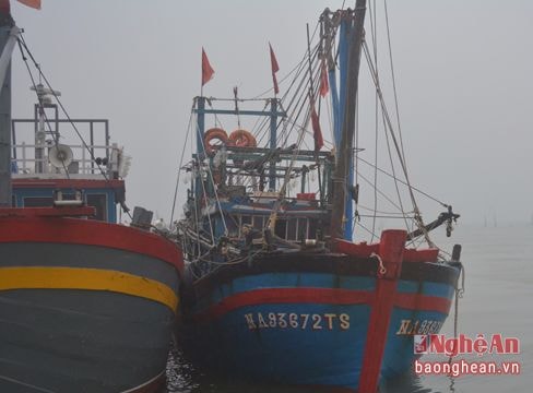 Nghệ An: Cứu nạn 8 thuyền viên và tàu cá bị hỏng máy trên biển