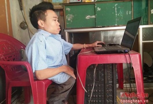 Nghị lực vượt khó của chàng trai 'cao' 1 mét