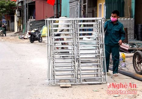 Vỉa hè thị trấn vùng biên bị biến thành gara, xưởng cơ khí