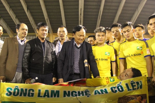 Chiếc băng ca đặc biệt trên sân Vinh