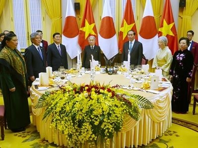 Nhật hoàng và Hoàng hậu dự quốc yến