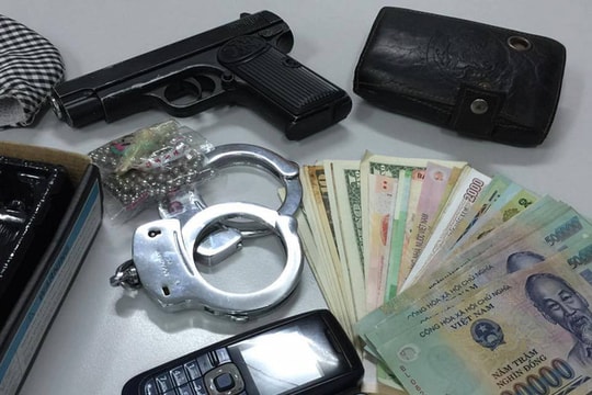 Dùng súng cướp tài sản rồi bỏ trốn