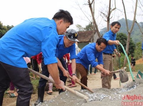 Tương Dương: Thanh niên giúp dân làm đường bê tông