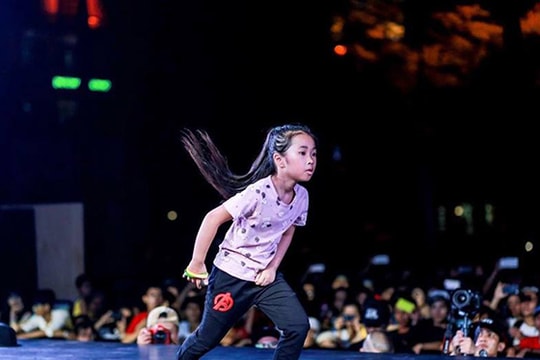 Bé gái 8 tuổi nhảy cover hit của Sơn Tùng cực điêu luyện