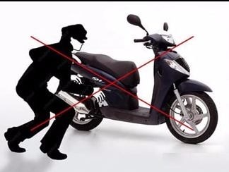 Khóa xe máy bên đường sắt, bị trộm cuỗm mất