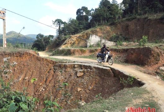 Những 'chiếc bẫy' trên đường vào làng Yên