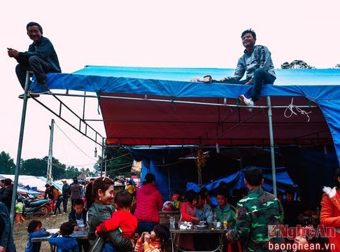 Lạ mắt với muôn kiểu xem hội