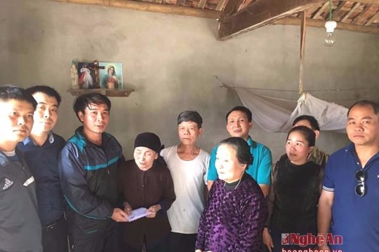 Trao 10 triệu đồng cho giáo dân khó khăn