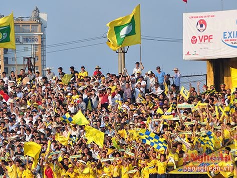 SLNA tặng chiến thắng đầu tiên cho 'cầu thủ số 12'