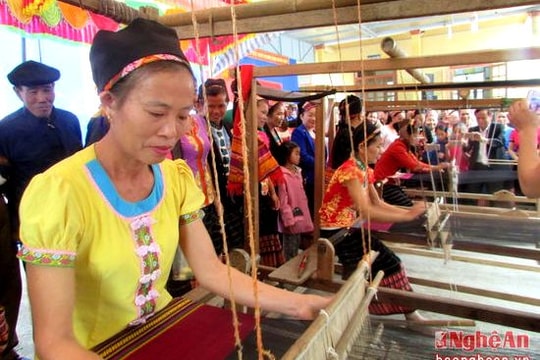 Con Cuông: Bản Thái đầu tiên được công nhận làng nghề dệt thổ cẩm