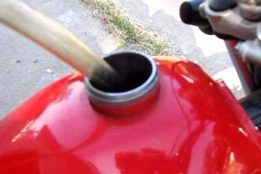 Mẹo xử lý xe máy hết xăng giữa đường