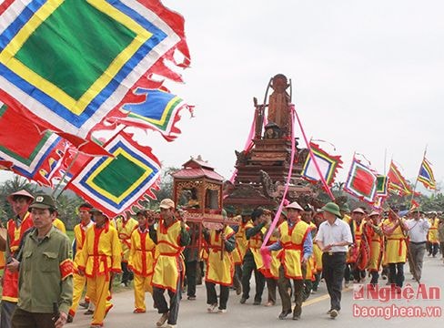 Linh thiêng Lễ hội Đền Bạch Mã
