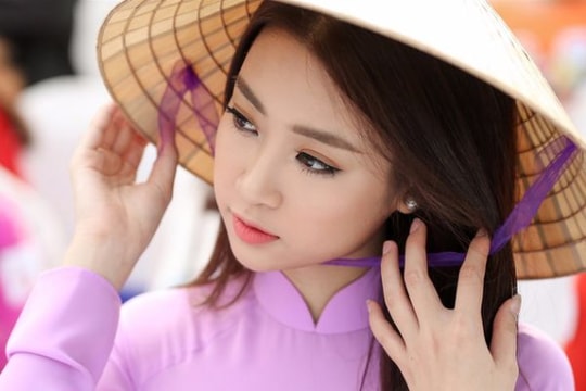 Hoa hậu Mỹ Linh mặc áo dài đạp xe trên phố