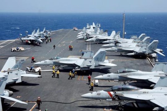 Nhìn từ boong tàu sân bay Mỹ Carl Vinson ở Biển Đông