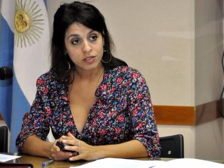 Nữ chính trị gia xinh đẹp vừa họp quốc hội vừa cho con bú