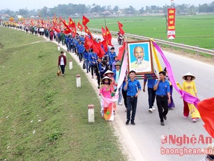 Hàng ngàn người trẩy hội đền Bạch Mã