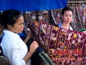 Phụ nữ vùng biên phát huy nghề dệt thổ cẩm