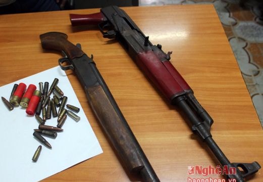 Mâu thuẫn khi hát karaoke, mang súng đi quyết chiến