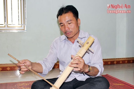Người đàn ông vùng cao chơi thành thạo gần 10 nhạc cụ