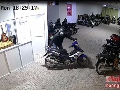 Clip ghi cảnh thanh niên lấy cắp 2 chiếc xe máy trong vòng 15 phút