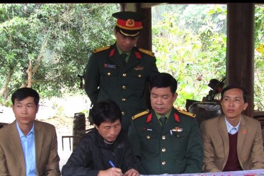 Đoàn Kinh tế Quốc phòng 4 tặng hơn 1 tỷ đồng cây, con giống cho xã biên giới