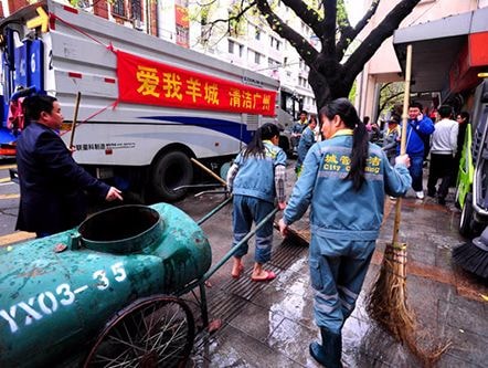 Công nhân vệ sinh bới 8 tấn rác tìm nhẫn kim cương bị mất