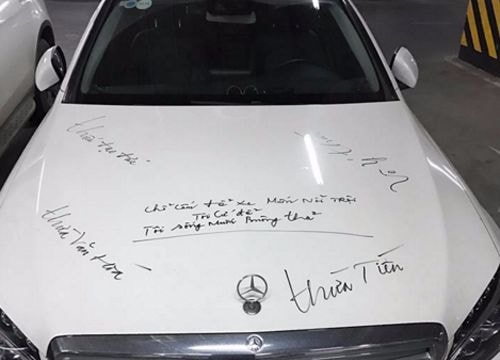 Xe sang bị viết 'thừa tiền, thiếu đạo đức' trên nắp capo