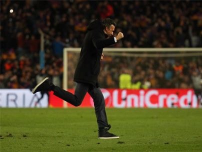 HLV Enrique chấn thương do mừng chiến thắng quá nhiệt tình