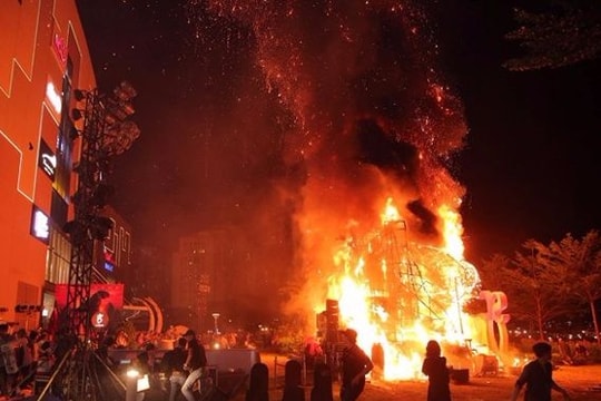 Sân khấu 'Kong: Skull Island' cháy do vũ công múa lửa