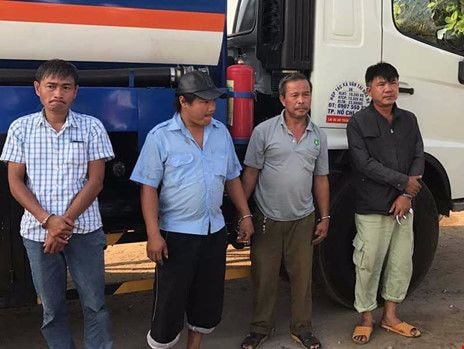 Đường dây tài xế rút ruột xe bồn, pha tạp chất vào xăng