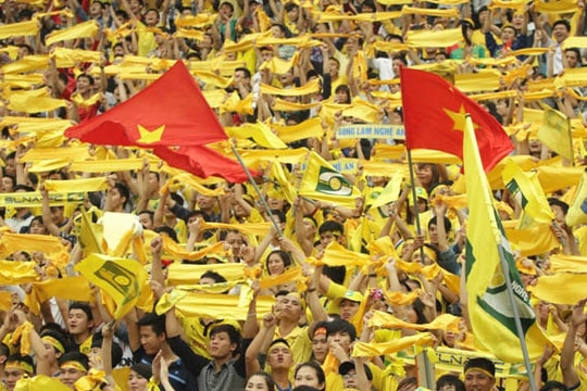 Cổ động viên SLNA 'âm mưu' phủ vàng sân Thống Nhất