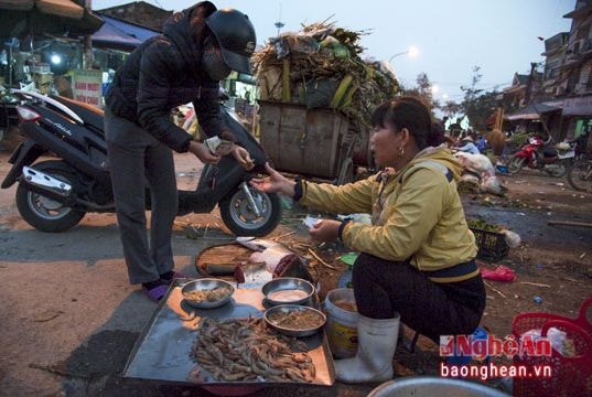Hãi hùng cảnh mua bán thức ăn mất vệ sinh