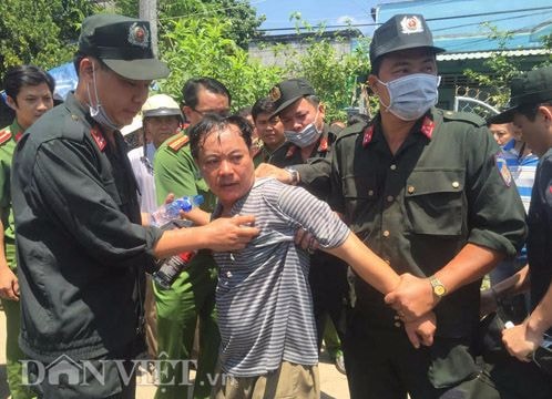 Trưởng phòng Tư pháp bị cấp dưới đâm thủng bụng