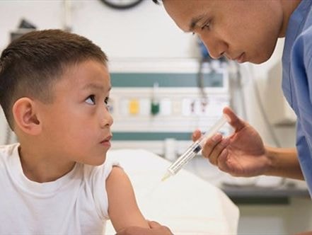 Mách bạn cách chăm sóc trẻ bị ho gà