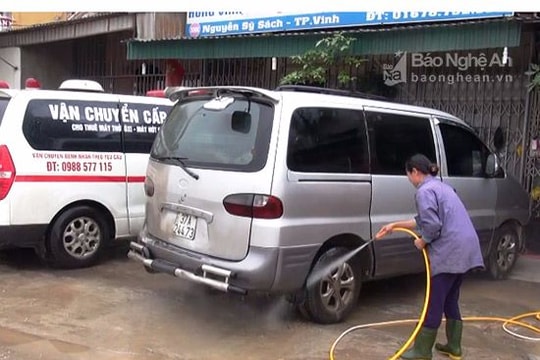 Dân chiếm dụng vỉa hè thành nơi kinh doanh rửa xe ở TP Vinh