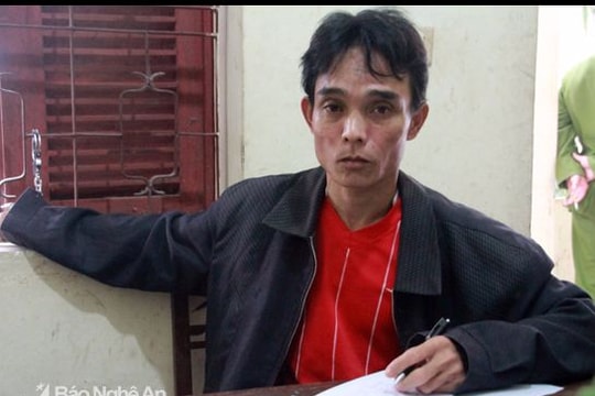 Nghĩ người khác coi thường, dùng dao đâm thủng bụng