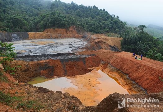 Nghệ An: Vỡ đập bùn thải trên núi cao hơn 700 mét