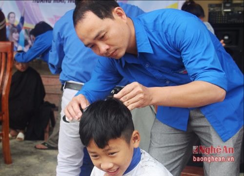 Bác sĩ trẻ khám bệnh, cắt tóc cho trẻ em khó khăn vùng giáo