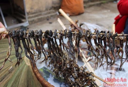 Đi chợ phiên Tam Thái mua thịt chuột, nhái, ốc…