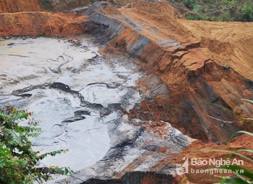 Làm rõ nguyên nhân vỡ đập chứa bùn thải, cá chết ở Qùy Hợp