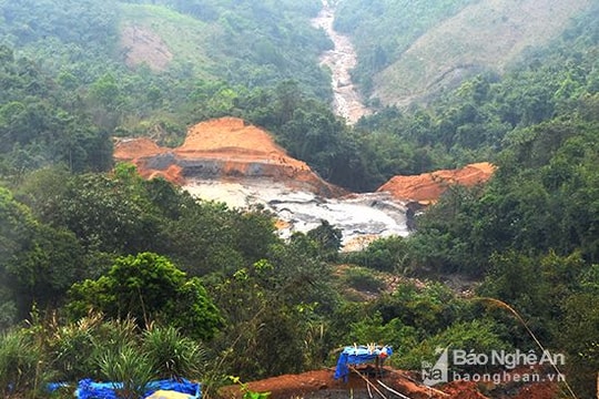 Cận cảnh đập bùn thải khổng lồ bị vỡ ở Nghệ An