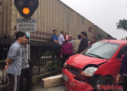 Tài xế mải nghe điện thoại, ô tô bị tàu đâm nát đầu