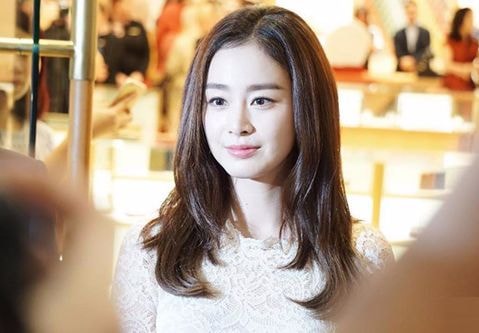 Kim Tae Hee gây hỗn loạn giao thông khi xuất hiện ở Malaysia sau đám cưới