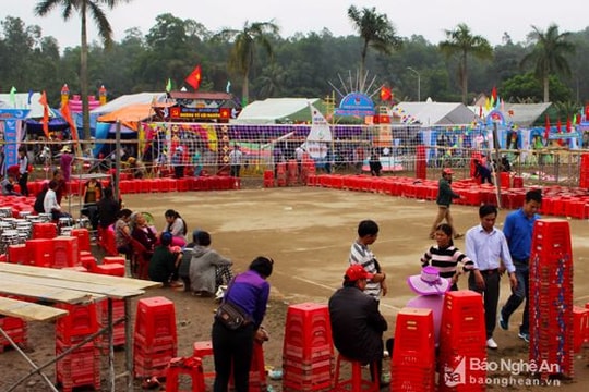 Cho thuê 'dằm đứng' ở Lễ hội đền Cuông