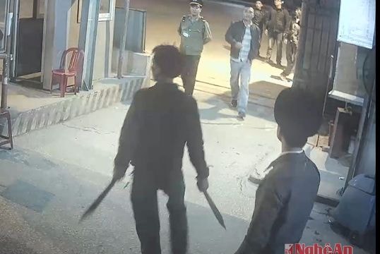 Lơ xe dùng dao truy sát nhân viên Bến xe Vinh như phim hành động