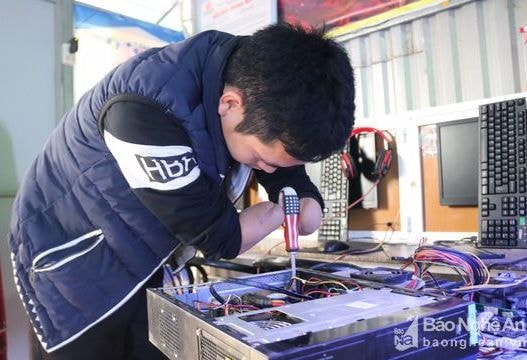Chàng trai cụt hai tay mở cửa hàng sửa máy tính