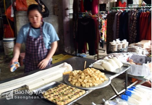 Đậu phụ siêu bẩn chợ Ga Vinh vẫn được bày bán