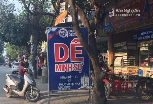 Biển quảng cáo choán hết vỉa hè thành Vinh