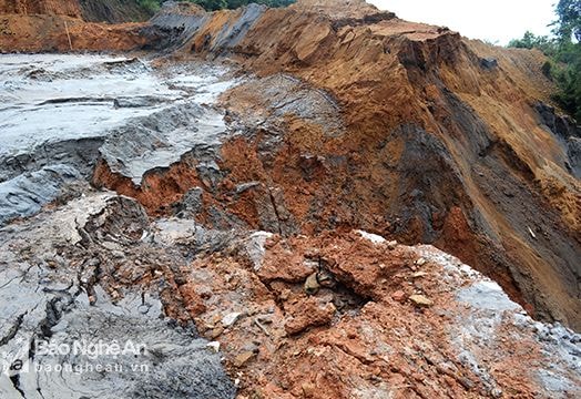 Dân lãnh đủ vì đập chứa chất thải quặng thiếc ở độ cao 700m bị vỡ